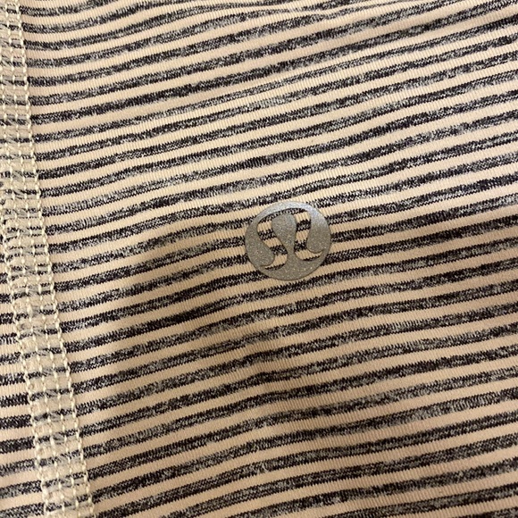 Lululemon top with build in bra in good condition - Picture 3 of 5